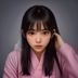 男男网站创始编辑南南的工作照，戴着耳机在电脑前专注审阅内容条目，背景是整洁的书架